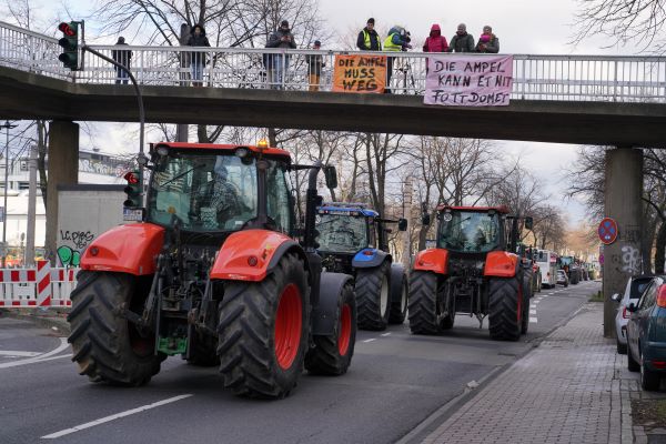 Foto - Türkiye düşmanı Cem, Almanya'yı batırdı! Binlerce kişi sokağa indi! Görüntüler tam bomba