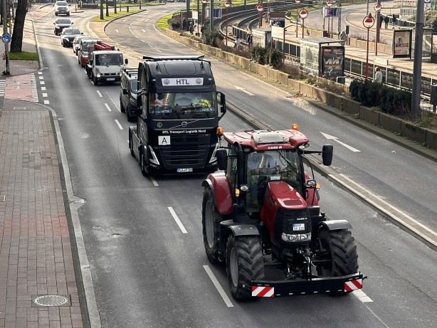 Foto - Türkiye düşmanı Cem, Almanya'yı batırdı! Binlerce kişi sokağa indi! Görüntüler tam bomba