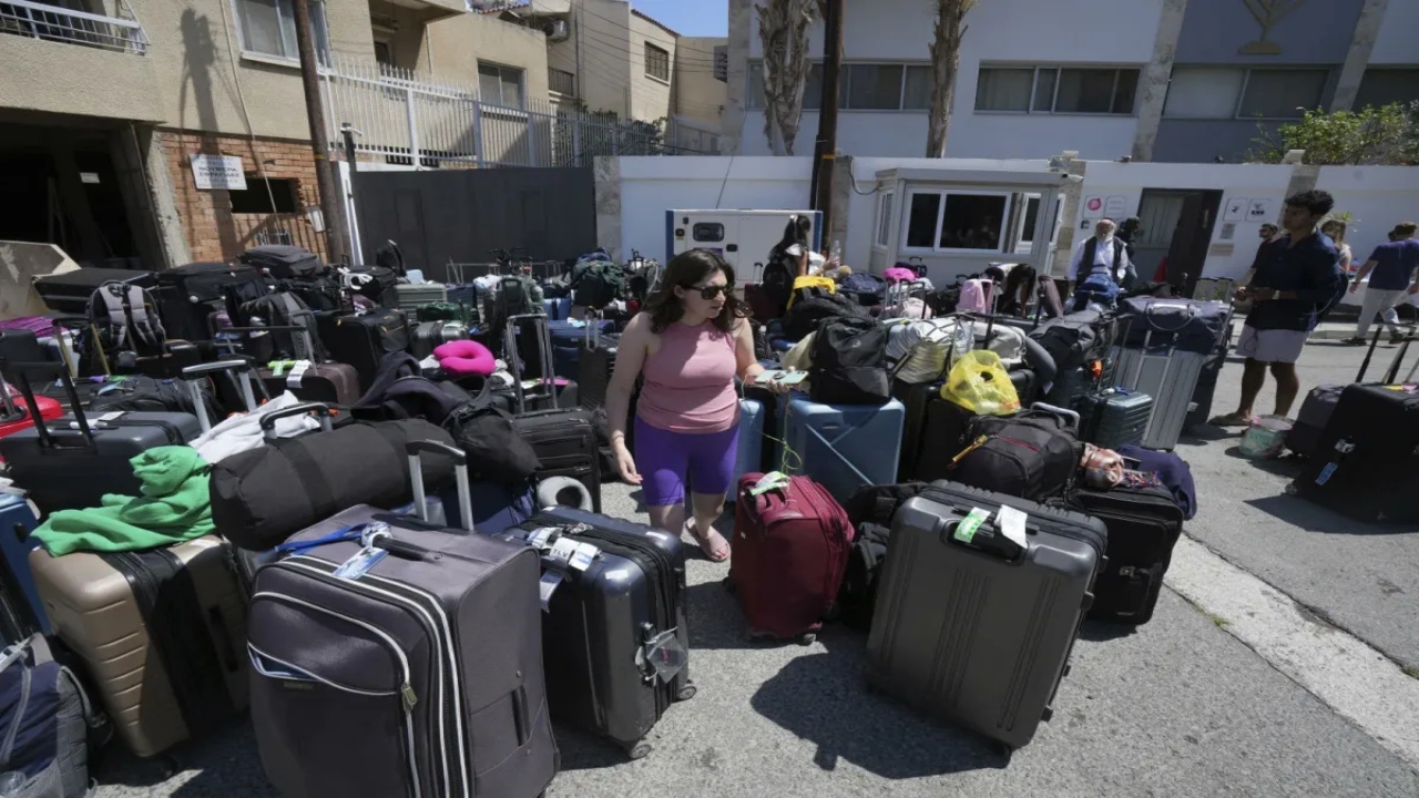 Foto - Türkiye düşmanı o ülkeden skandal hamle! İran korkusundan it gibi titreyen İsrail’de binlerce kişi aynı anda bunu yapmaya başladı