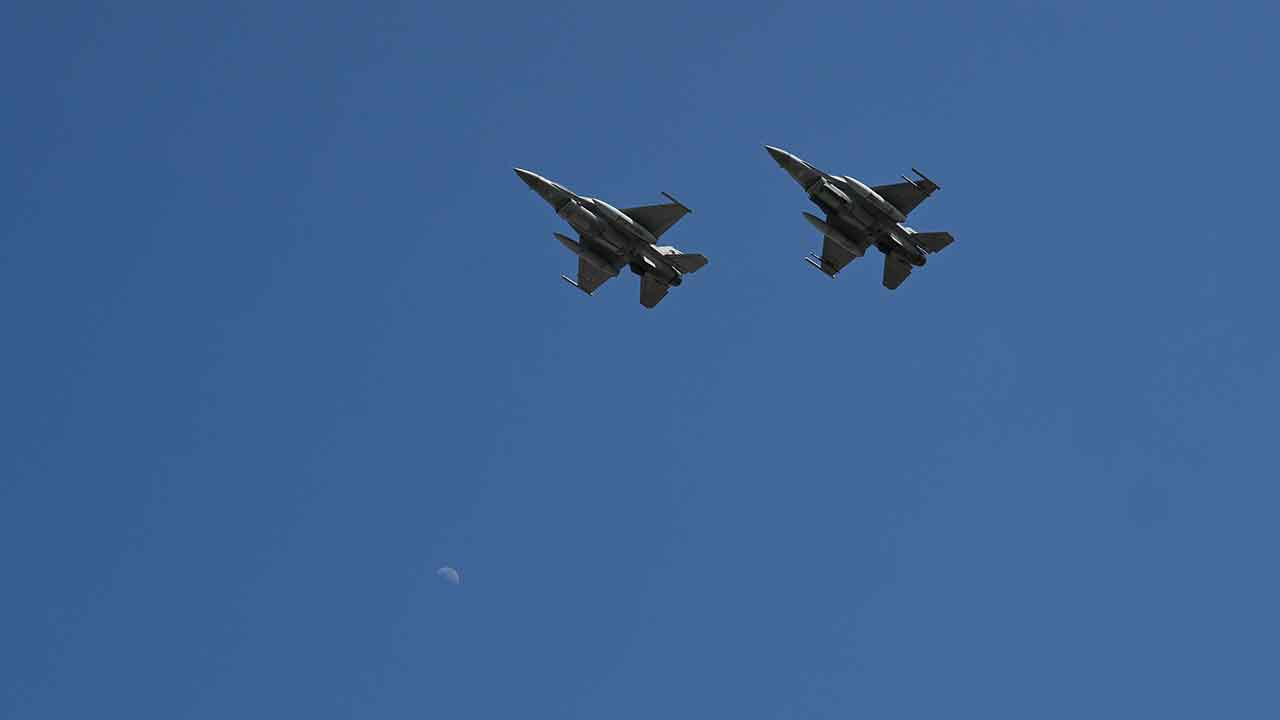 Türkiye F-16 savaş uçaklarını ve Bayraktar Akıncı'yı havalandırdı