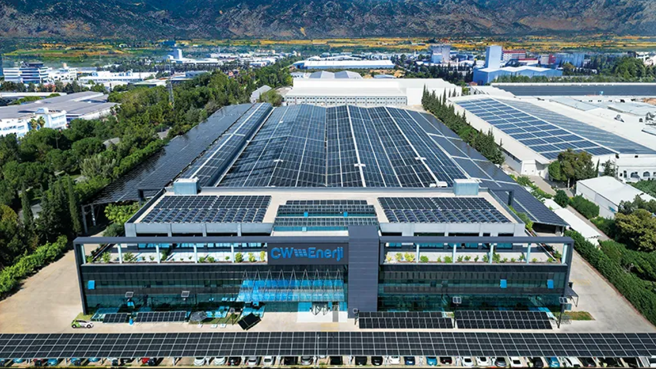 Türkiye için tarihi adım! Avrupa'nın en büyük güneş hücresi tesisi kuruldu