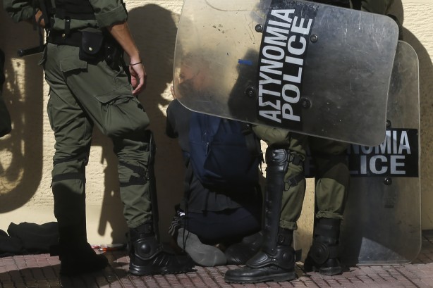 Foto - Türkiye ile uğraşan Yunanistan'ın başı dertte! Sokağa döküldüler