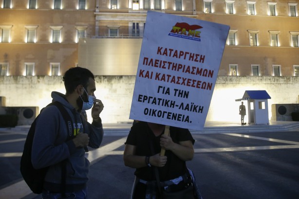 Türkiye ile uğraşan Yunanistan'ın başı dertte! Sokağa döküldüler