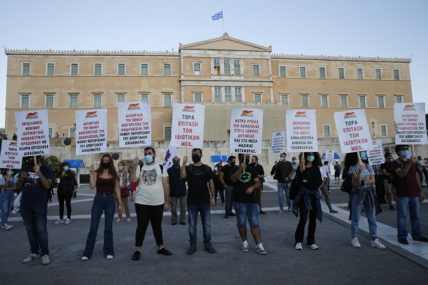 Foto - Türkiye ile uğraşan Yunanistan'ın başı dertte! Sokağa döküldüler