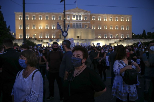 Foto - Türkiye ile uğraşan Yunanistan'ın başı dertte! Sokağa döküldüler