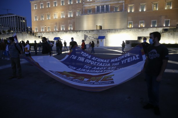 Foto - Türkiye ile uğraşan Yunanistan'ın başı dertte! Sokağa döküldüler