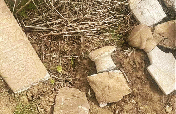 Foto - Türkiye kiliseleri restore ediyor! Yunanistan Osmanlı mezarlığına futbol sahası yapıyor