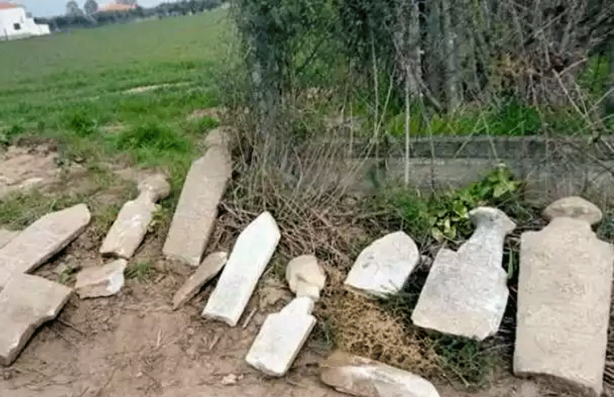 Foto - Türkiye kiliseleri restore ediyor! Yunanistan Osmanlı mezarlığına futbol sahası yapıyor