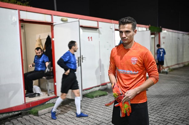 Foto - Türkiye liglerinde ağızları açık bırakan olay! Futbol takımı bulamadı, kiralık kaleci oldu! O kaleci, şimdi ücret karşılığı halı saha maçlarına çıkıyor! Bakın kim