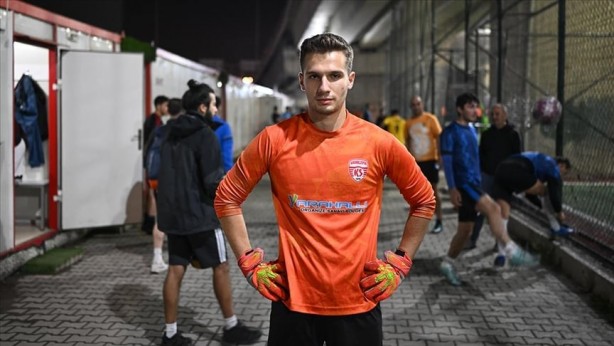 Foto - Türkiye liglerinde ağızları açık bırakan olay! Futbol takımı bulamadı, kiralık kaleci oldu! O kaleci, şimdi ücret karşılığı halı saha maçlarına çıkıyor! Bakın kim