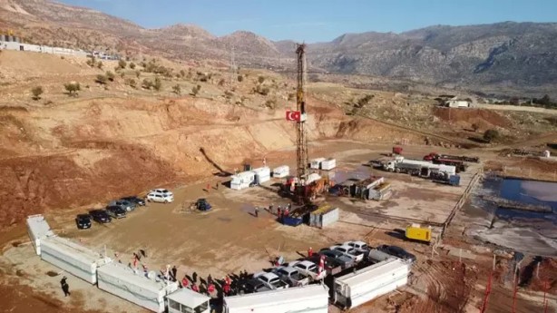 Foto - Türkiye o dağın altında resmen hazine buldu! Petrol üstüne petrol fışkırıyor