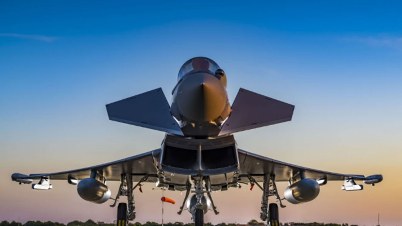 Foto - Türkiye oyalanırken Eurofighter savaş uçakları oraya iniyor