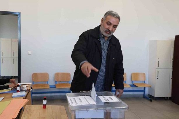 Türkiye sandık başında! İşte yurttan oy verme manzaraları