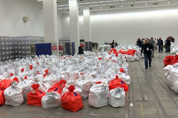 Türkiye seçim tarihinde görülmemiş olay! Temizlik görevlisi seçimlerin bittiğini düşünüp oyları çöpe attı