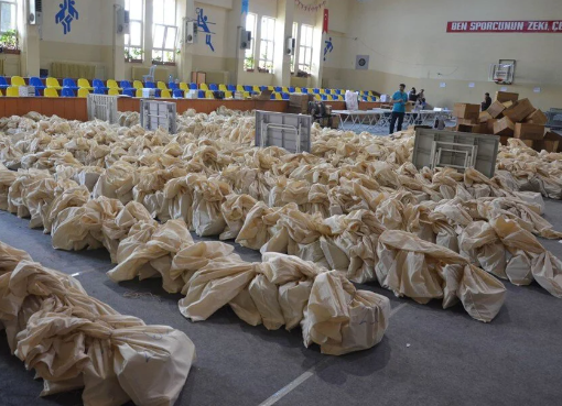 Foto - Türkiye seçim tarihinde görülmemiş olay! Temizlik görevlisi seçimlerin bittiğini düşünüp oyları çöpe attı