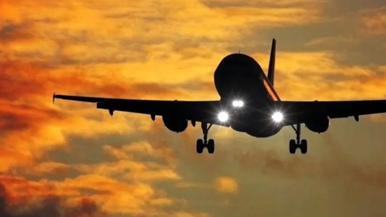 Foto - Türkiye semaları uçak kaynıyor! Saatte 250 uçak peş peşe ilerliyor