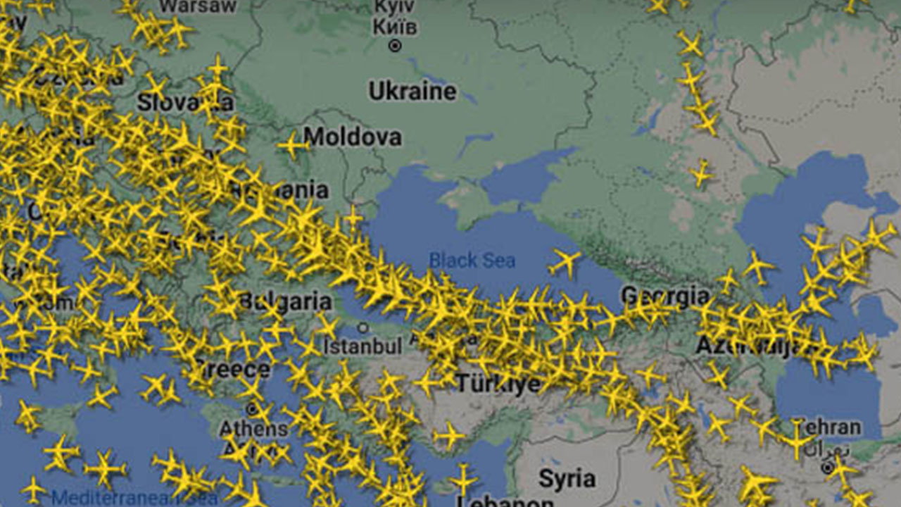 Foto - Türkiye semaları uçak kaynıyor! Saatte 250 uçak peş peşe ilerliyor