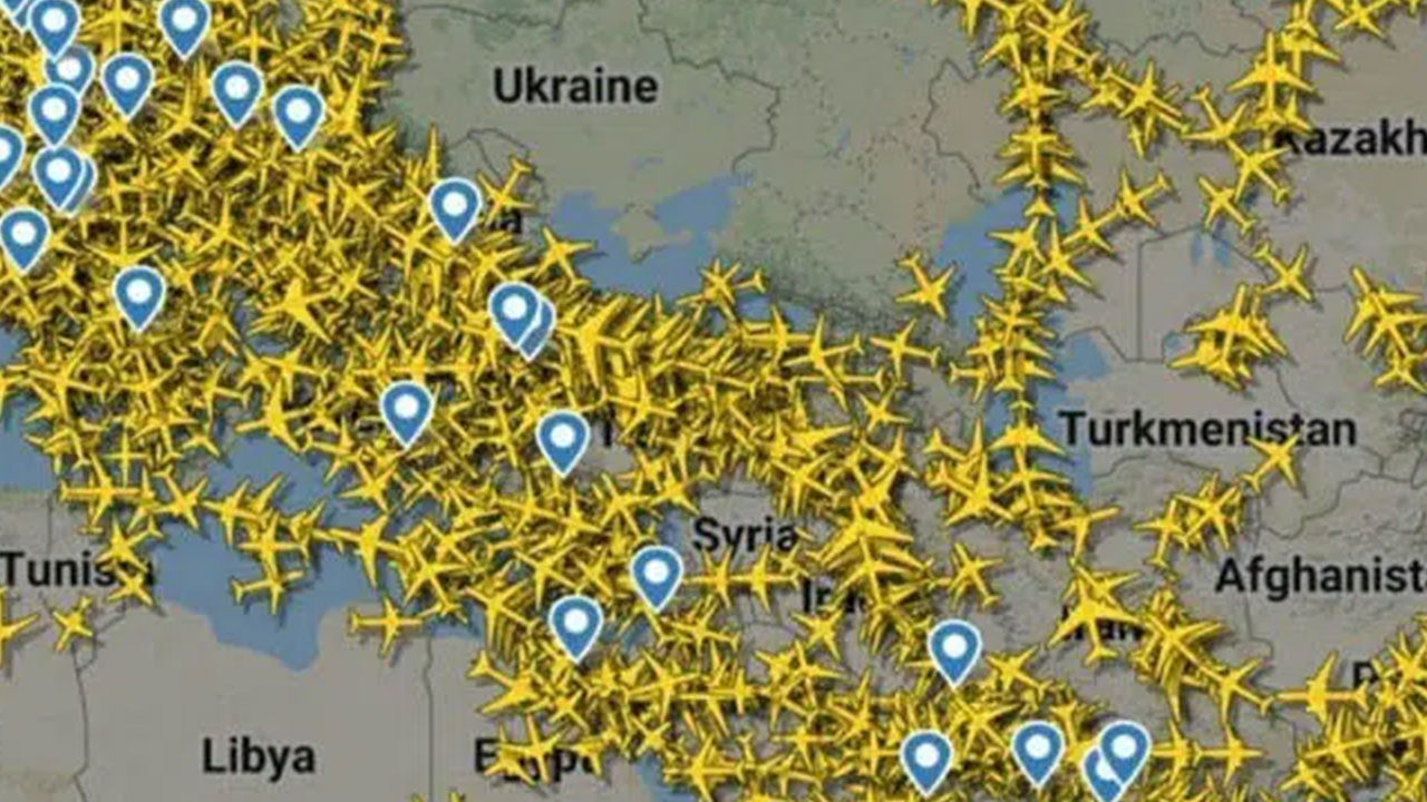 Foto - Türkiye semaları uçak kaynıyor! Saatte 250 uçak peş peşe ilerliyor