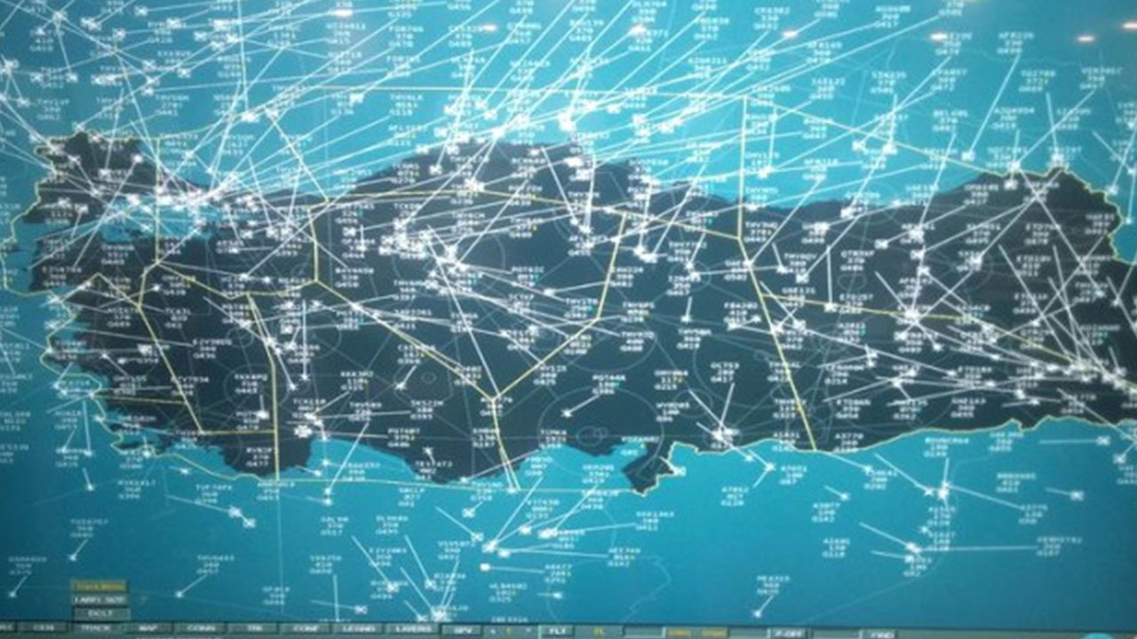 Foto - Türkiye semaları uçak kaynıyor! Saatte 250 uçak peş peşe ilerliyor