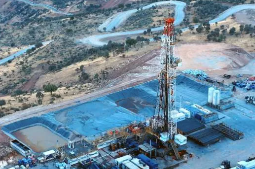 Foto - 1,5 milyar tonluk petrol rezervi! Bölgeden adeta fışkırıyor