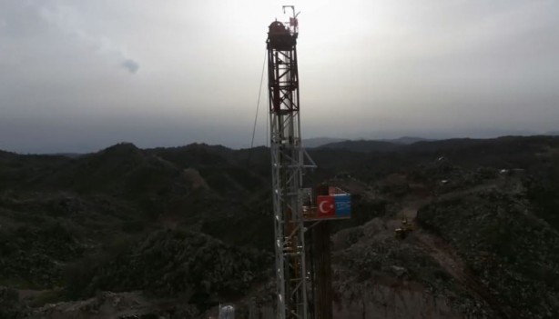 Foto - 1,5 milyar tonluk petrol rezervi! Bölgeden adeta fışkırıyor