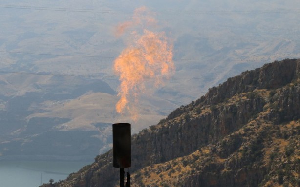 Foto - 1,5 milyar tonluk petrol rezervi! Bölgeden adeta fışkırıyor