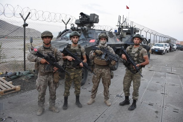 Türkiye ve Azerbaycan askerleri Kabil'de omuz omuza