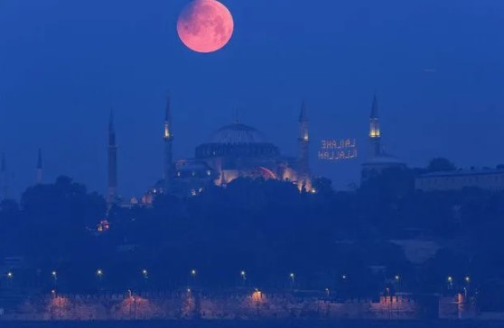 Türkiye ve dünyadan kanlı ay tutulması manzaraları