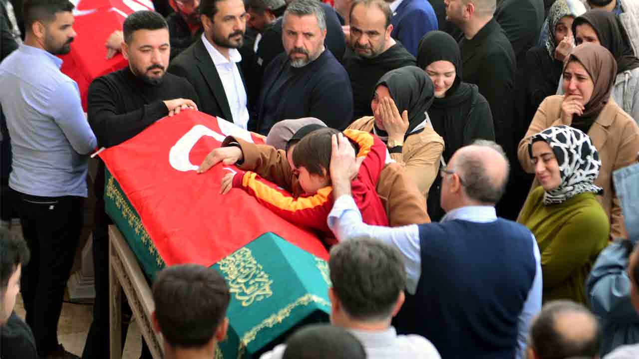 Türkiye yavrularını uğurladı: Minik bedenler toprağa verildi