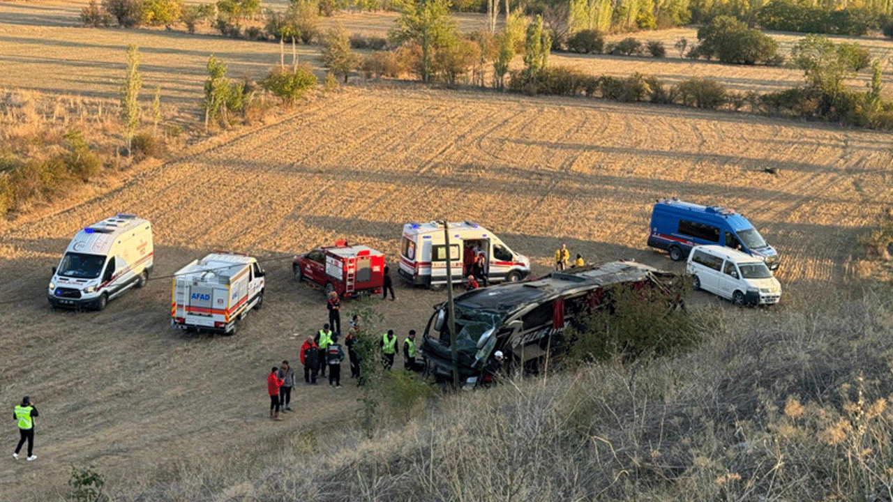 Foto - Türkiye yeni güne yüreği ağzında uyandı! Yolcu otobüsü devrildi