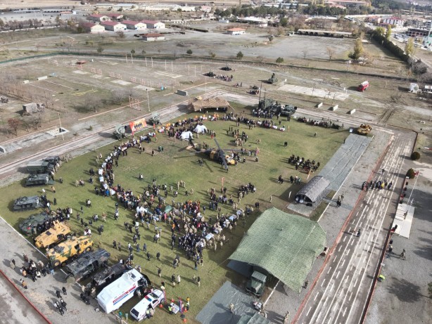 Foto - Türkiye, yerli ve milli gösteri yaptı! Erzincan'da Mehmetçik sergisi büyüledi...