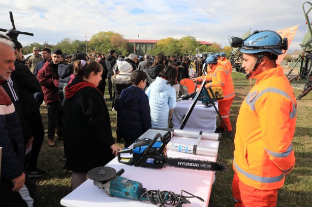 Foto - Türkiye, yerli ve milli gösteri yaptı! Erzincan'da Mehmetçik sergisi büyüledi...