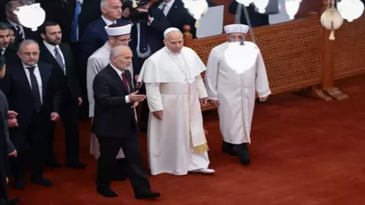 Türkiye ziyaretindeki sinsi sebep ortaya çıkan Papa, Sultanahmet Camii’ne girerken bakın ne yaptı