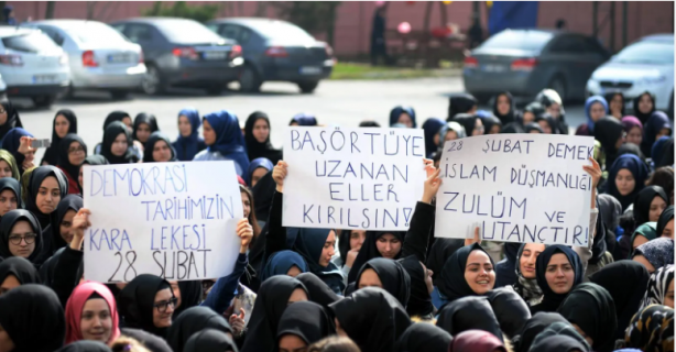 Foto - Türkiye'de 'başörtüsü' rezaleti! 28 Şubat kafası bitmedi gitti