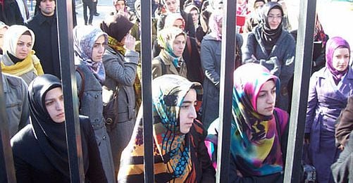 Foto - Türkiye'de 'başörtüsü' rezaleti! 28 Şubat kafası bitmedi gitti