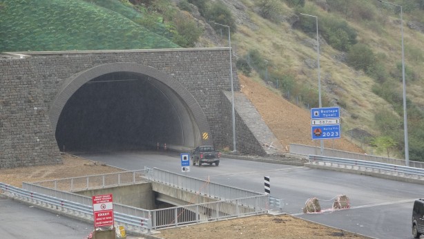 Foto - Türkiye’de benzeri az! Trabzon’daki Yolun Özelliği Şaşırtıyor