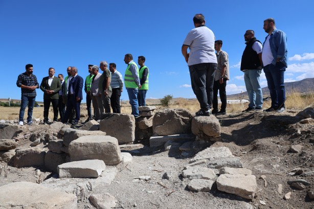 Foto - Türkiye'de bir ilk! 120 bin TL'ye aldığı arsada paha biçilemez bir eser buldu