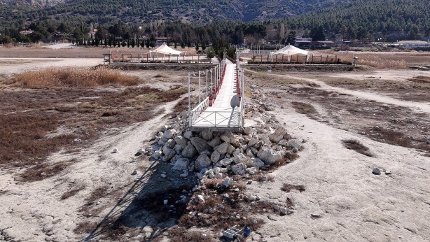 Foto - Türkiye’de büyüklüğüyle 7. sırada bulunuyor! Dronla görüntülendi! O gölümüz can çekişiyor!