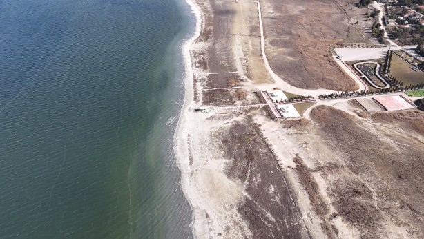 Foto - Türkiye’de büyüklüğüyle 7. sırada bulunuyor! Dronla görüntülendi! O gölümüz can çekişiyor!
