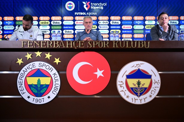 Foto - Türkiye'de de, İngiltere'de de konuşulan isim olmak zor doğrusu! Mou resmen yorumlara damga vurdu