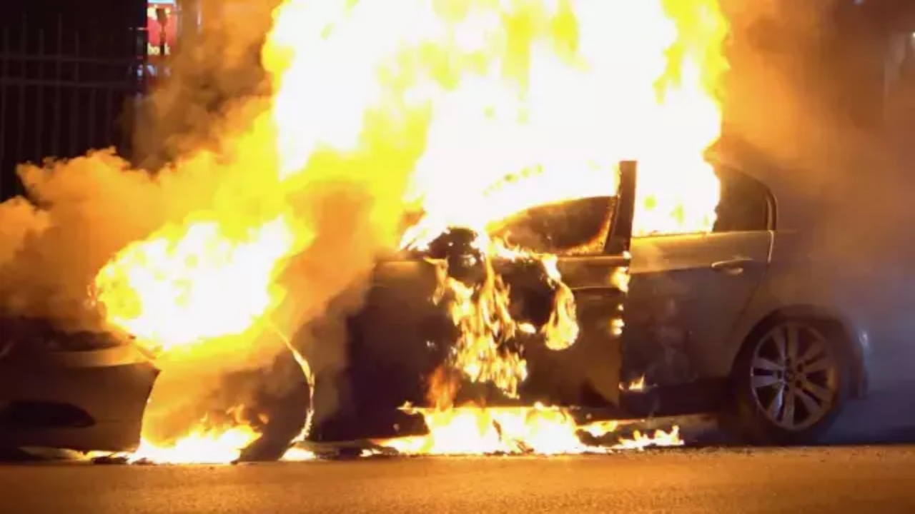 Foto - Türkiye’de de peynir ekmek gibi satılıyor! Otomobil devinin araçları, durduğu yerde teker teker alev almaya başladı