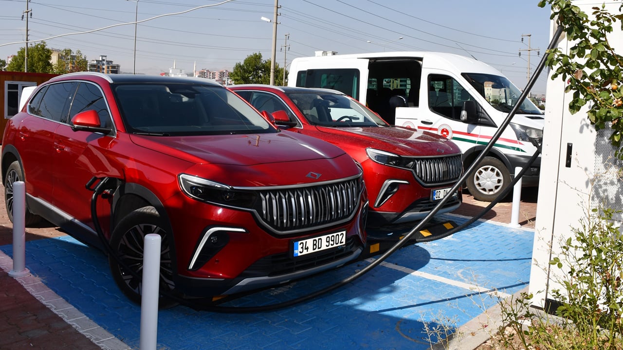 Türkiye’de elektrikli araçlar patladı! Yakıt depoları titriyor! Büyük dönüşüm hız kesmiyor! 