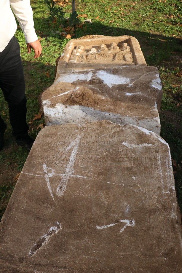 Foto - Türkiye'de inşaat kazı çalışmasında Roma döneminden kalma 1800 yıllık mermer stel bulundu
