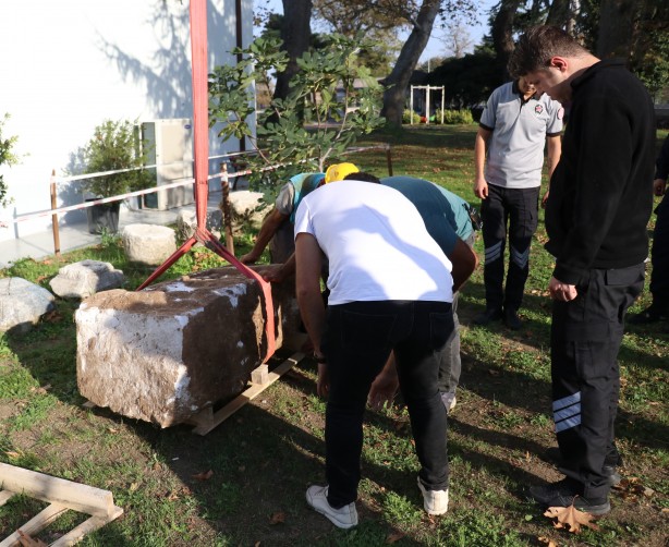 Foto - Türkiye'de inşaat kazı çalışmasında Roma döneminden kalma 1800 yıllık mermer stel bulundu