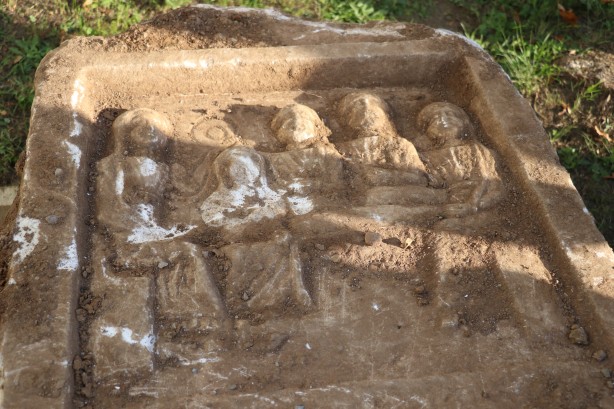 Foto - Türkiye'de inşaat kazı çalışmasında Roma döneminden kalma 1800 yıllık mermer stel bulundu