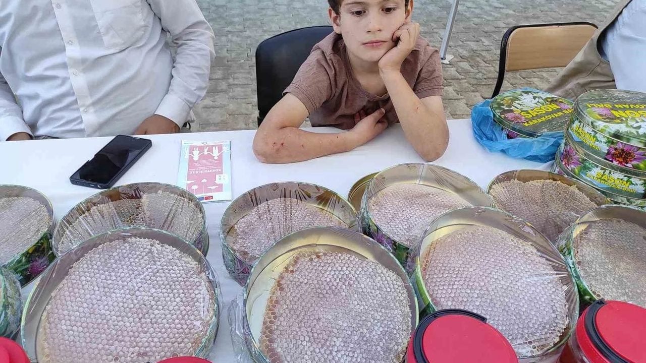 Foto - Türkiye’de üretildi, 1 kilosuna servet ödendi! Açık artırmada tam 400 bin TL’ye güle oynaya satıldı