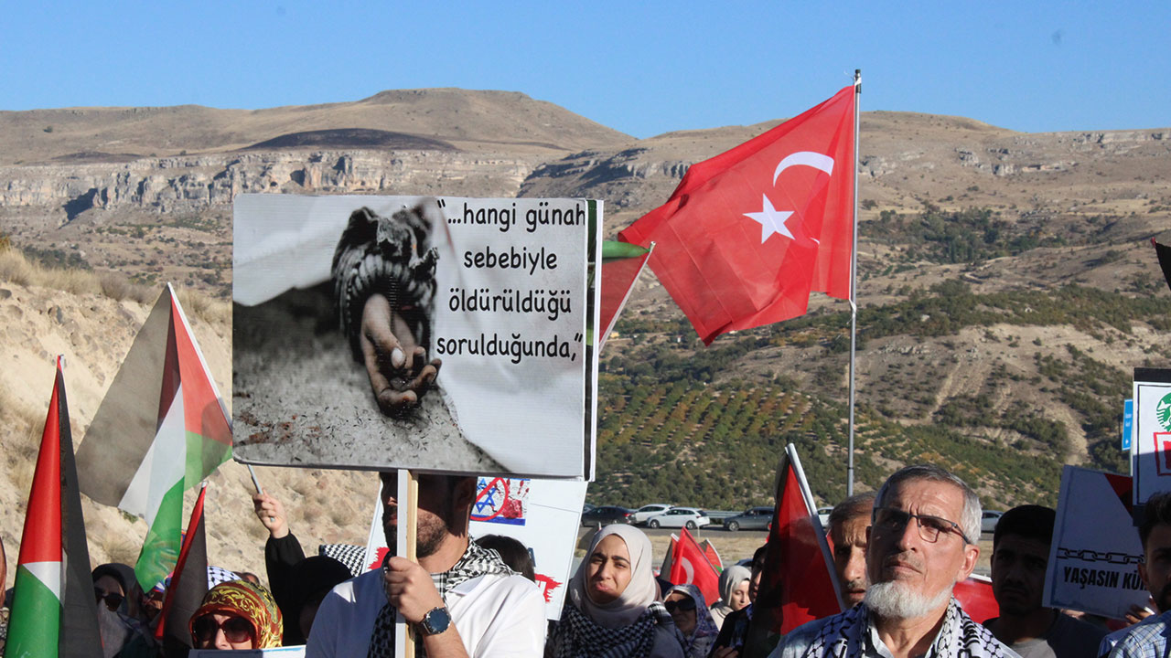 Foto - Türkiye'deki askeri üsse kefenlenmiş kanlı bebek maketleri bırakıldı