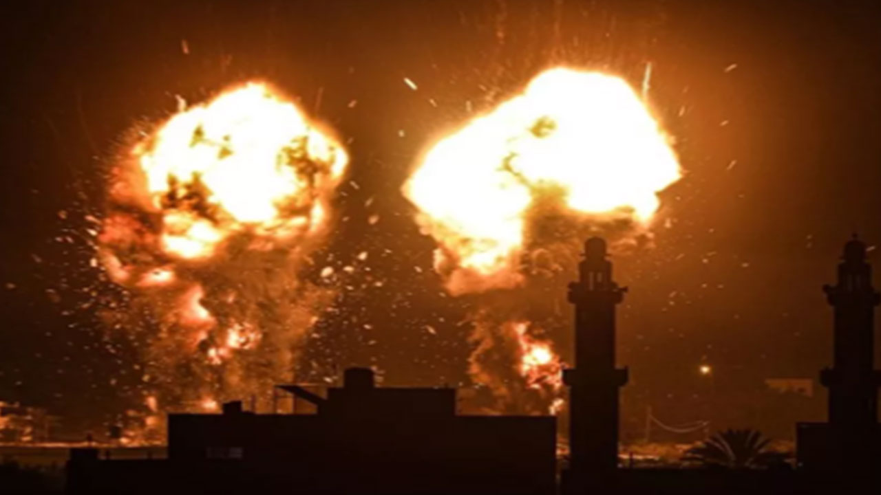 Foto - Türkiye'deki askeri üsse kefenlenmiş kanlı bebek maketleri bırakıldı