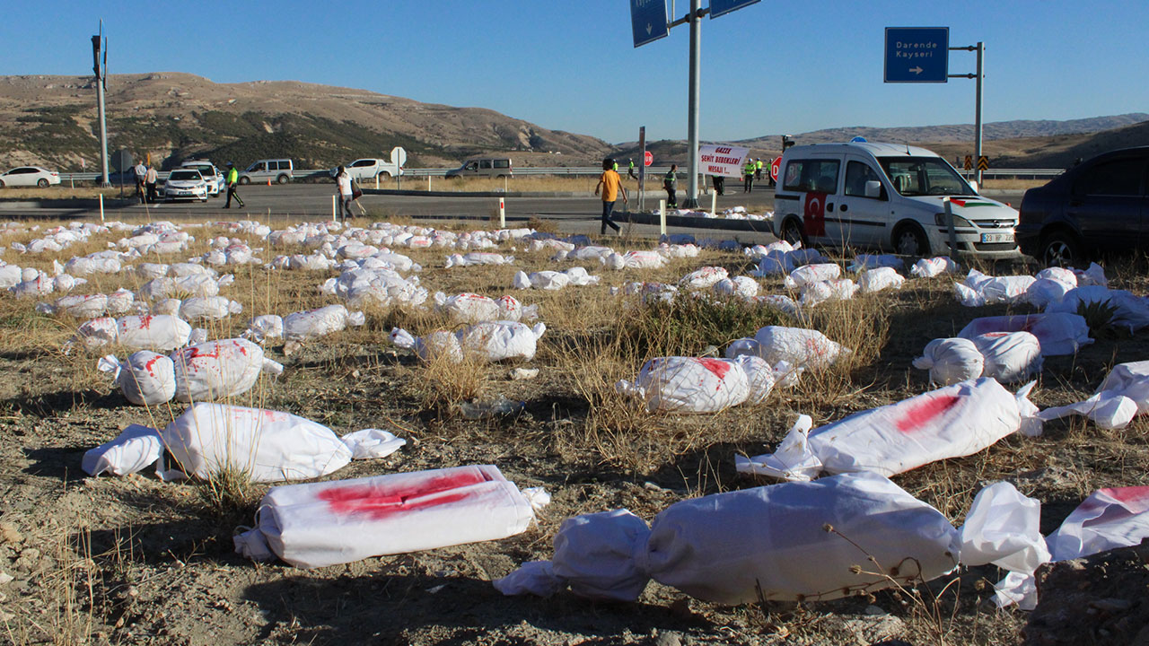 Türkiye'deki askeri üsse kefenlenmiş kanlı bebek maketleri bırakıldı