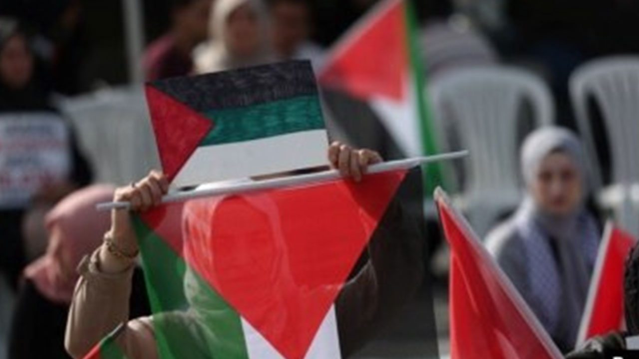 Foto - Türkiye'deki askeri üsse kefenlenmiş kanlı bebek maketleri bırakıldı